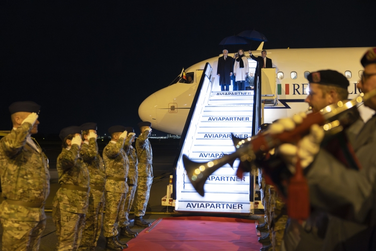 Il Presidente della Repubblica Sergio Mattarella e la Sig.ra Laura all’aeroporto militare di Bruxelles - Melsbroek, in occasione della visita di Stato nel Regno del Belgio

