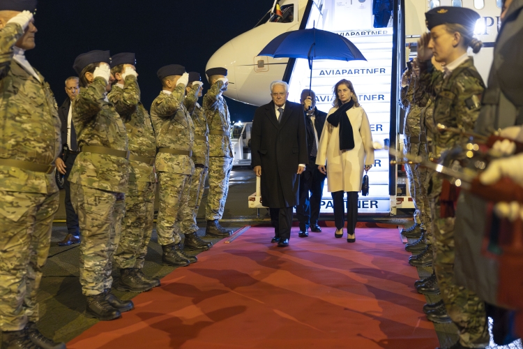 Il Presidente della Repubblica Sergio Mattarella e la Sig.ra Laura all’aeroporto militare di Bruxelles - Melsbroek, in occasione della visita di Stato nel Regno del Belgio

