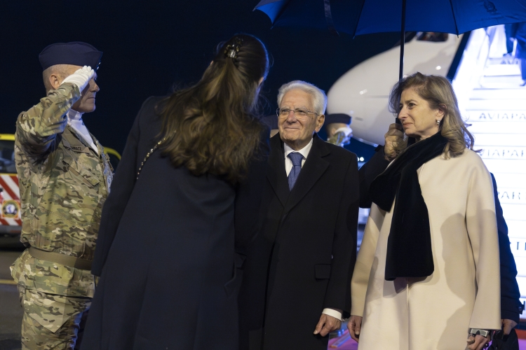 Il Presidente della Repubblica Sergio Mattarella e la Sig.ra Laura all’aeroporto militare di Bruxelles - Melsbroek, in occasione della visita di Stato nel Regno del Belgio
