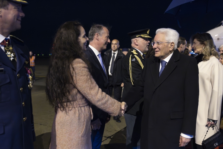 Il Presidente della Repubblica Sergio Mattarella e la Sig.ra Laura all’aeroporto militare di Bruxelles - Melsbroek, in occasione della visita di Stato nel Regno del Belgio

