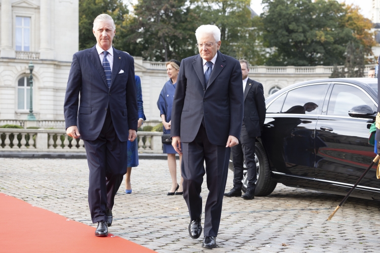 Il Presidente della Repubblica Sergio Mattarella e la Sig.ra Laura a Place des Palais di Bruxelles, accolti da Sua Maestà il Re dei Belgi Filippo e Sua Maestà la Regina Mathilde