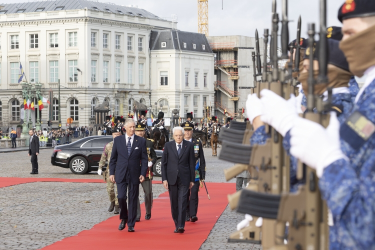 Il Presidente della Repubblica Sergio Mattarella e la Sig.ra Laura a Place des Palais di Bruxelles, accolti da Sua Maestà il Re dei Belgi Filippo e Sua Maestà la Regina Mathilde