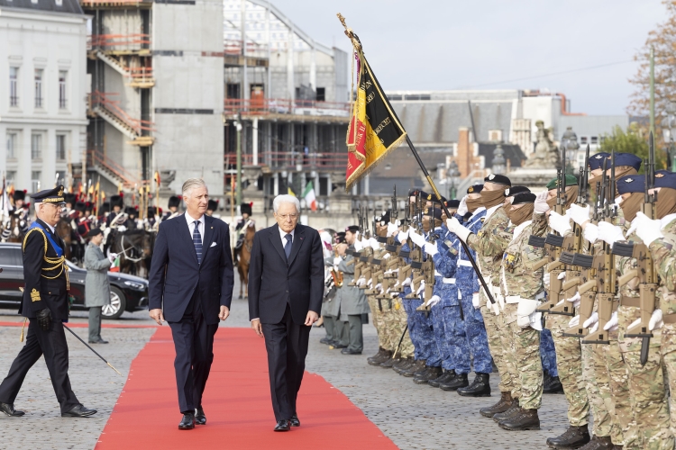 Il Presidente della Repubblica Sergio Mattarella e la Sig.ra Laura a Place des Palais di Bruxelles, accolti da Sua Maestà il Re dei Belgi Filippo e Sua Maestà la Regina Mathilde