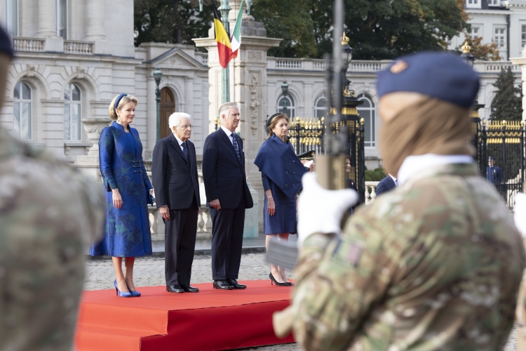 Il Presidente della Repubblica Sergio Mattarella e la Sig.ra Laura a Place des Palais di Bruxelles, accolti da Sua Maestà il Re dei Belgi Filippo e Sua Maestà la Regina Mathilde