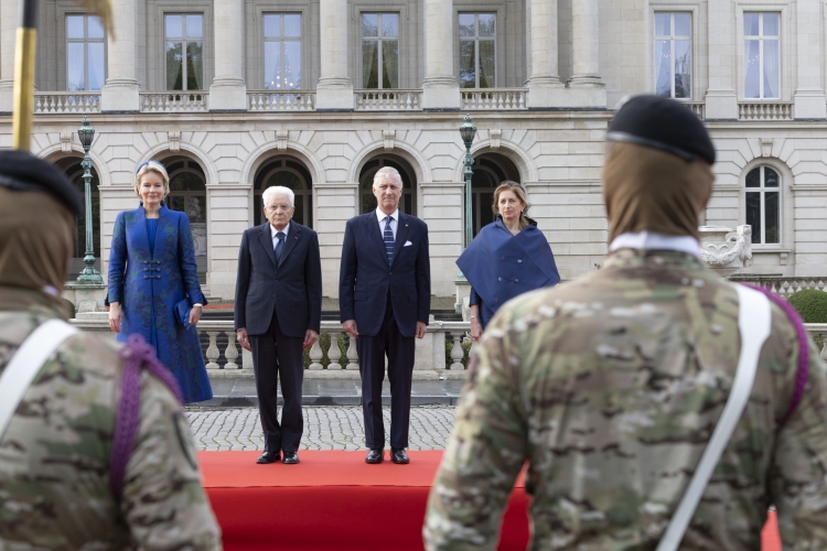 Il Presidente della Repubblica Sergio Mattarella e la Sig.ra Laura a Place des Palais di Bruxelles, accolti da Sua Maestà il Re dei Belgi Filippo e Sua Maestà la Regina Mathilde