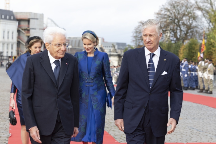 Il Presidente della Repubblica Sergio Mattarella e la Sig.ra Laura a Place des Palais di Bruxelles, accolti da Sua Maestà il Re dei Belgi Filippo e Sua Maestà la Regina Mathilde