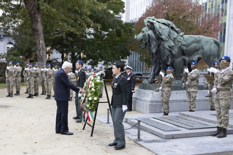 Il Presidente Mattarella depone una corona al Monumento della Tomba del Milite Ignoto, in occasione della Visita di Stato nel Regno del Belgio

