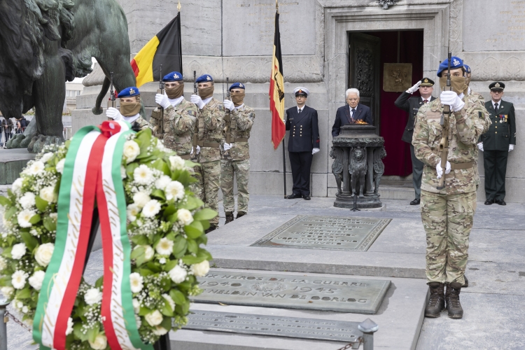 Il Presidente Mattarella depone una corona al Monumento della Tomba del Milite Ignoto, in occasione della Visita di Stato nel Regno del Belgio

