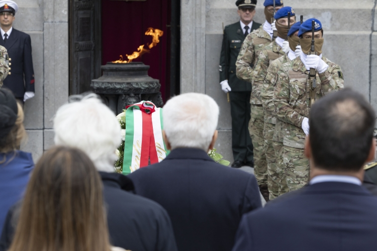 Il Presidente Mattarella depone una corona al Monumento della Tomba del Milite Ignoto, in occasione della Visita di Stato nel Regno del Belgio
