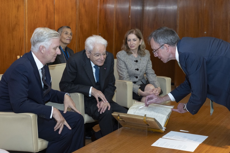 Il Presidente della Repubblica Sergio Mattarella e la Sig.ra Laura con Sua Maestà il Re dei Belgi Filippo e Sua Maestà la Regina Mathilde, alla Biblioteca Reale