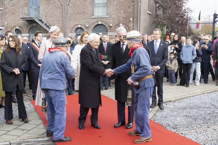 Il Presidente della Repubblica Sergio Mattarella e la Sig.ra Laura con Sua Maestà il Re dei Belgi Filippo e Sua Maestà la Regina Mathilde a Marcinelle – Bois du Cazier