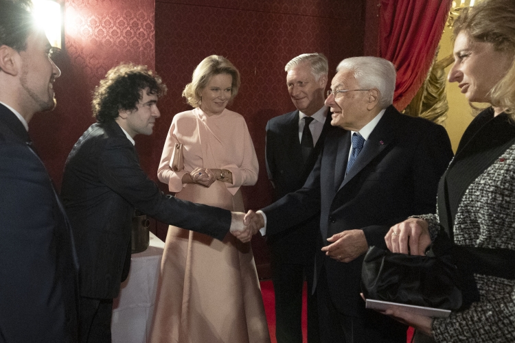 Il Presidente della Repubblica Sergio Mattarella e la Sig.ra Laura al Teatro La Monnaie con Sua Maestà il Re dei Belgi Filippo e Sua Maestà la Regina Mathilde salutano gli Artisti
