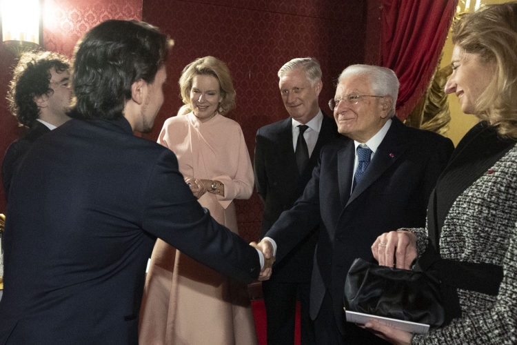 Il Presidente della Repubblica Sergio Mattarella e la Sig.ra Laura al Teatro La Monnaie con Sua Maestà il Re dei Belgi Filippo e Sua Maestà la Regina Mathilde salutano gli Artisti
