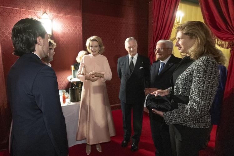 Il Presidente della Repubblica Sergio Mattarella e la Sig.ra Laura al Teatro La Monnaie con Sua Maestà il Re dei Belgi Filippo e Sua Maestà la Regina Mathilde salutano gli Artisti
