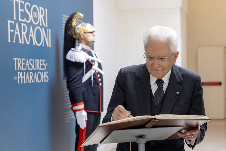Il Presidente Sergio Mattarella al termine dell'intervento all’inaugurazione della mostra dal titolo: “Tesori dei Faraoni”
