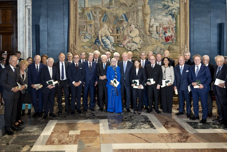 Il Presidente Sergio Mattarella con i nuovi Cavalieri del Lavoro