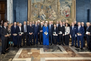Il Presidente Sergio Mattarella con i nuovi Cavalieri del Lavoro