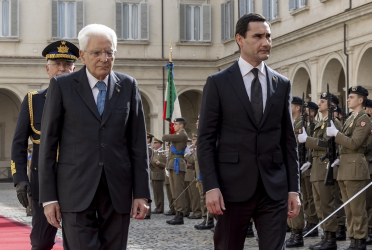 Il Presidente Sergio Mattarella e Serdar Berdimuhamedov, Presidente delTurkmenistan, ricevono gli onori militari