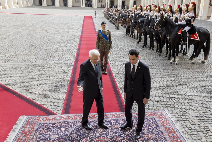 Il Presidente Sergio Mattarella e Serdar Berdimuhamedov, Presidente delTurkmenistan, al  termine degli onori militari