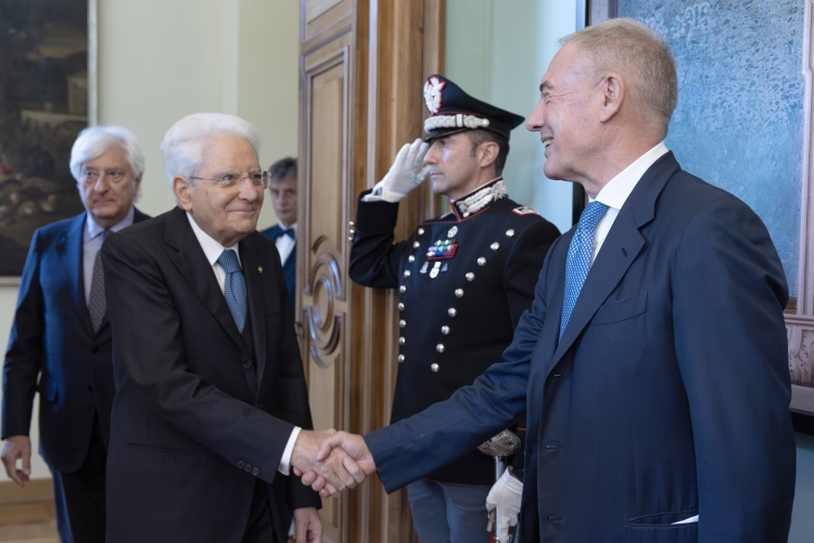 Il Presidente della Repubblica Mattarella saluta Adolfo Urso, Ministro delle imprese e del made in Italy, in occasione della cerimonia di consegna delle insegne di Cavaliere dell’Ordine “Al Merito del Lavoro” ai Cavalieri del Lavoro nominati il 2 giugno 2025
