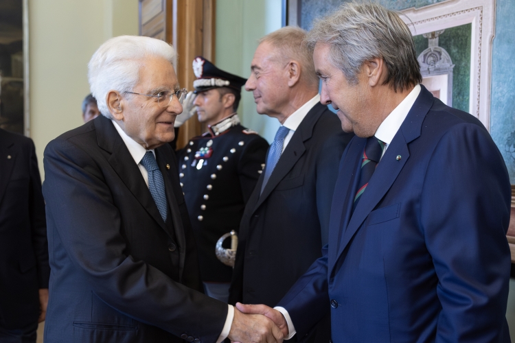 Il Presidente della Repubblica Mattarella saluta Adolfo Urso, Ministro delle imprese e del made in Italy, in occasione della cerimonia di consegna delle insegne di Cavaliere dell’Ordine “Al Merito del Lavoro” ai Cavalieri del Lavoro nominati il 2 giugno 2025


