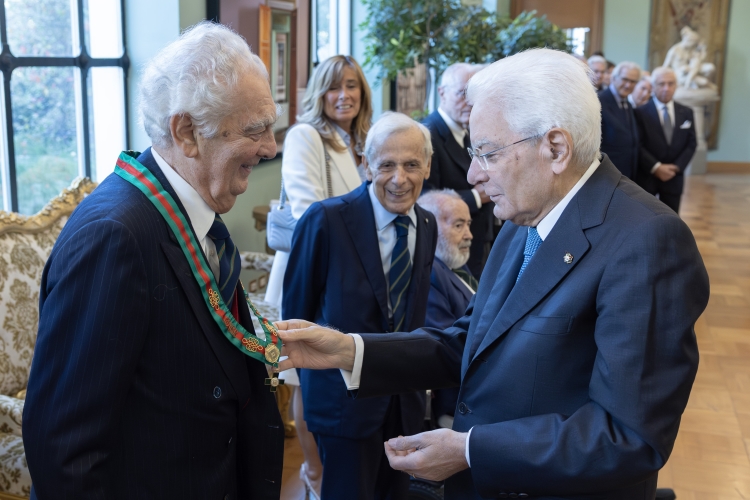 Il Presidente della Repubblica Mattarella consegna il Collare di Decano dell’Ordine al Merito del Lavoro al Cav. Lav. Giovanni Arvedi 
