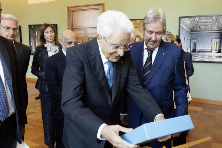 Il Presidente della Repubblica Sergio Mattarella con Enrico Zobele, Vice Presidente-Rappresentante del Presidente della Federazione Nazionale Cavalieri del Lavoro, in occasione della cerimonia di consegna delle insegne di Cavaliere dell’Ordine “Al Merito del Lavoro” ai Cavalieri del Lavoro nominati il 2 giugno 2025
