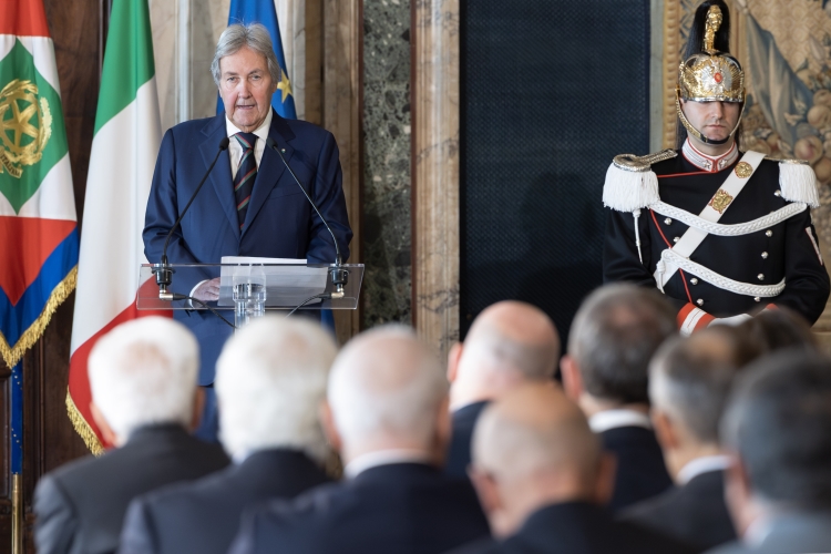  Il Cav. Lav. Enrico Zobele, Vice Presidente-Rappresentante del Presidente della Federazione Nazionale Cavalieri del Lavoro, in occasione della cerimonia di consegna delle insegne di Cavaliere dell’Ordine “Al Merito del Lavoro” ai Cavalieri del Lavoro nominati il 2 giugno 2025


