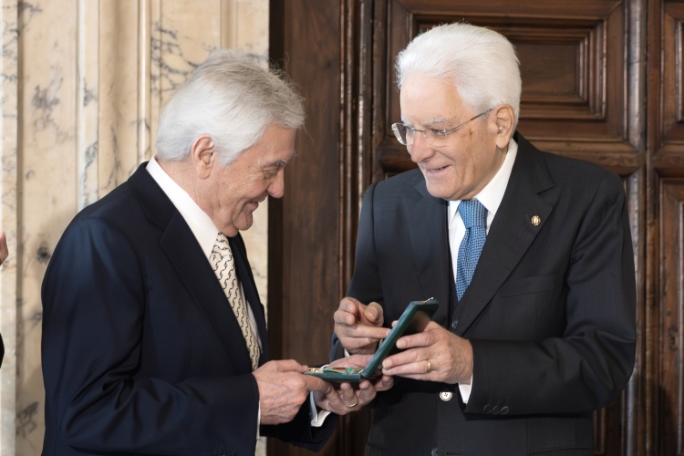 Il Presidente Sergio Mattarella consegna le insegne di Cavaliere dell’Ordine “Al Merito del Lavoro” a Roberto Angelini Rossi
