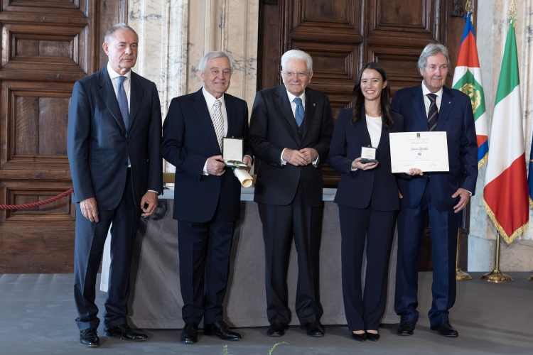Il Presidente Sergio Mattarella con l'Alfiere del Lavoro Serena Affaitati

