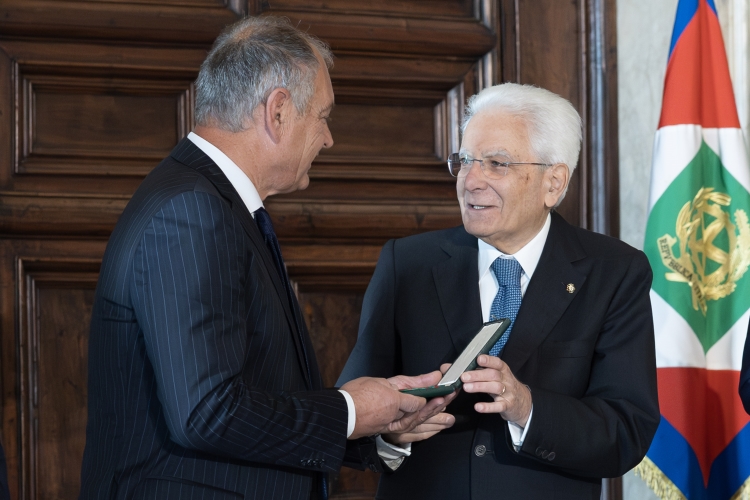 Il Presidente Sergio Mattarella consegna le insegne di Cavaliere dell’Ordine “Al Merito del Lavoro” a Rinaldo Ballerio
