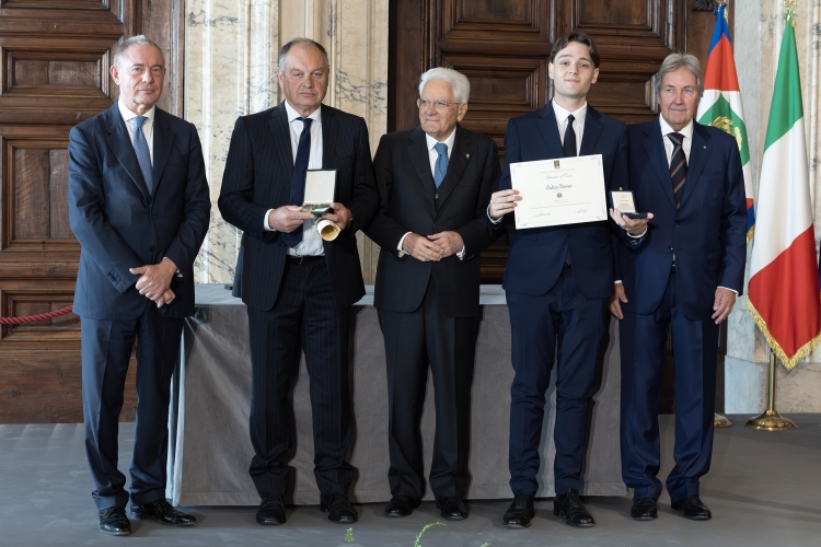 Il Presidente Sergio Mattarella con l'Alfiere del Lavoro Andrea Manica
