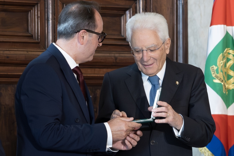 Il Presidente Sergio Mattarella consegna le insegne di Cavaliere dell’Ordine “Al Merito del Lavoro” a Giuseppe Basile
