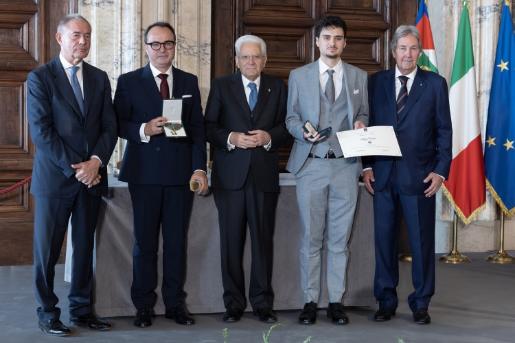 Il Presidente Sergio Mattarella con l'Alfiere del Lavoro Filippo Nicotra
