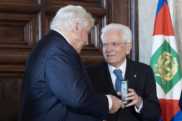 Il Presidente Sergio Mattarella consegna le insegne di Cavaliere dell’Ordine “Al Merito del Lavoro” a Cesare Benedetti
