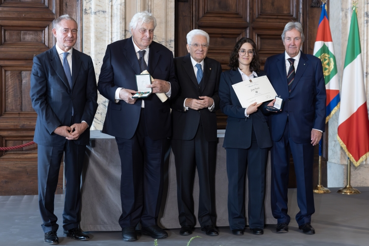 Il Presidente Sergio Mattarella con l'Alfiere del Lavoro Giada Baratto
