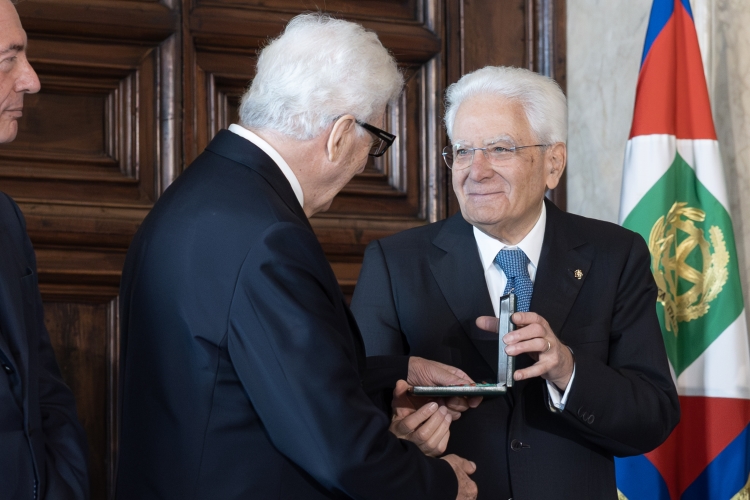 Il Presidente Sergio Mattarella consegna le insegne di Cavaliere dell’Ordine “Al Merito del Lavoro” a Patrizio Bertelli
