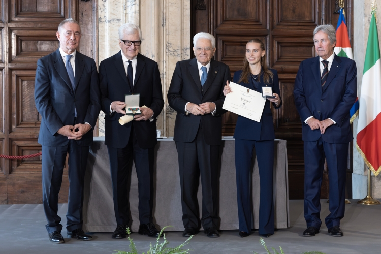 Il Presidente Sergio Mattarella con l'Alfiere del Lavoro Sofia Soldavini
