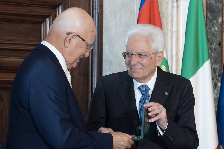 Il Presidente Sergio Mattarella consegna le insegne di Cavaliere dell’Ordine “Al Merito del Lavoro” a Ezio Bracco
