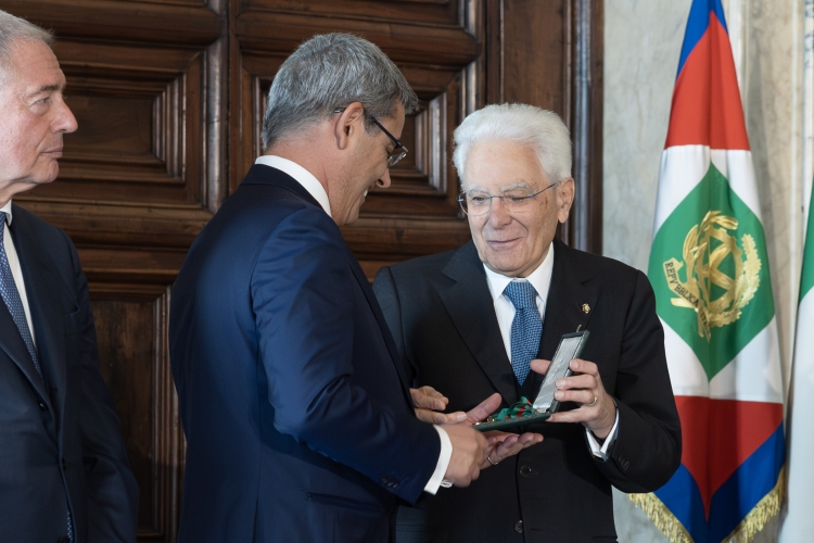 Il Presidente Sergio Mattarella consegna le insegne di Cavaliere dell’Ordine “Al Merito del Lavoro” a Francesco Caltagirone

