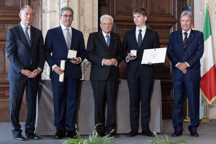Il Presidente Sergio Mattarella con l'Alfiere del Lavoro Alessandro Bellusci

