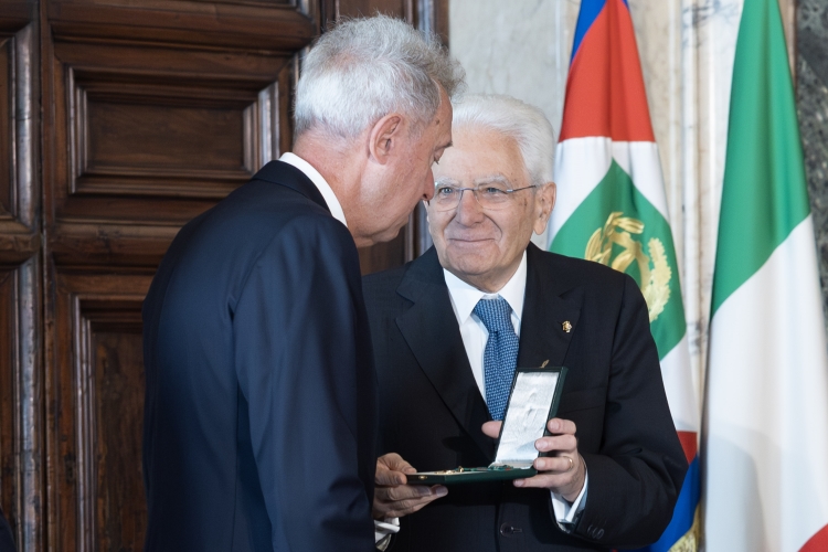 Il Presidente Sergio Mattarella consegna le insegne di Cavaliere dell’Ordine “Al Merito del Lavoro” a Valentino Campagnolo
