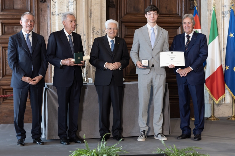 Il Presidente Sergio Mattarella con l'Alfiere del Lavoro Tiziano Pilz
