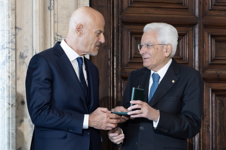 Il Presidente Sergio Mattarella consegna le insegne di Cavaliere dell’Ordine “Al Merito del Lavoro” a Claudio Descalzi
