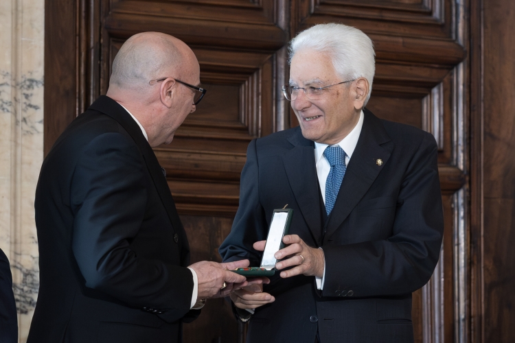 Il Presidente Sergio Mattarella consegna le insegne di Cavaliere dell’Ordine “Al Merito del Lavoro” a Alfonso Dolce 
