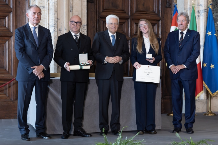 Il Presidente Sergio Mattarella con l'Alfiere del Lavoro Lucrezia Luciana Teti
