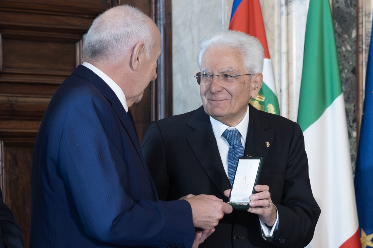 Il Presidente Sergio Mattarella consegna le insegne di Cavaliere dell’Ordine “Al Merito del Lavoro” a Alberto Dossi
