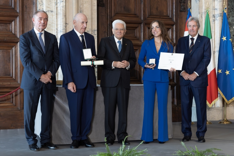 Il Presidente Sergio Mattarella con l'Alfiere del Lavoro Stella Ferla
