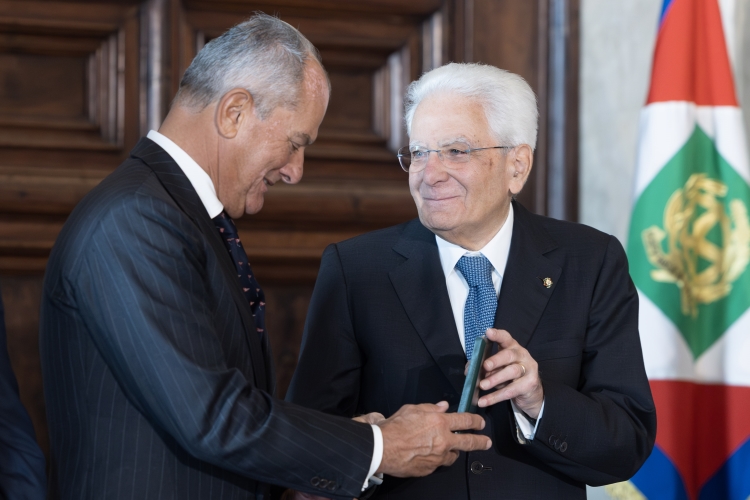Il Presidente Sergio Mattarella consegna le insegne di Cavaliere dell’Ordine “Al Merito del Lavoro” a Leonardo Ferragamo
