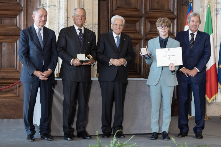 Il Presidente Sergio Mattarella con l'Alfiere del Lavoro Guerrino Davide Cassella
